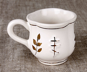 Керамическая чашечка для святой воды с надписью. Цвет белый.