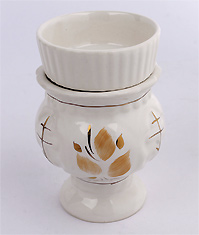 Лампада настольная двусоставная керамическая со стаканом. Форма бочонок. Цвет белый, обводка золотом.